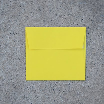 Vals vierkant envelop formaat 125x140 mm geel
